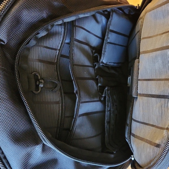 NWOT Kenneth Cole Reaction RTech 17" Check-Point Friendly Laptop Backpack - Picture 2 of 7